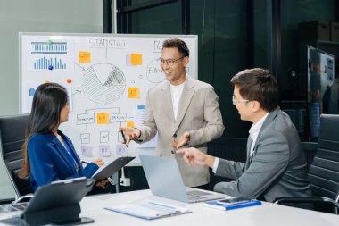 Ofisteki iş arkadaşları gündelik bir konuşma yapıyorlar. Bir konferans odasında bir grup Asyalı iş adamı konferans odasında yeni bir proje üzerinde oturuyorlar..