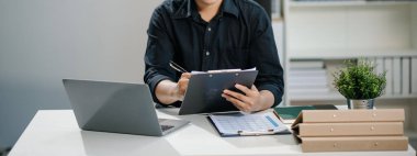 Ön tablette oturan iş adamı, mali grafikleri ve istatistikleri olan dizüstü bilgisayar.