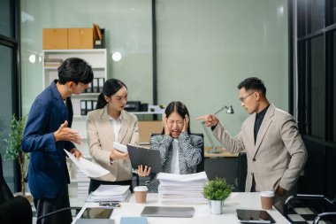 İş yeri stresi ve profesyonellerin bu hararetli çalışma ortamı ile takım üyeleriyle yaptıkları tartışmalar, kötü çalışma ve işyeri konseptinde rekabet