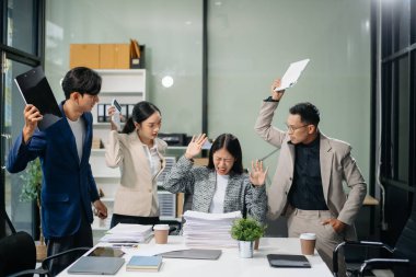 İş yeri stresi ve profesyonellerin bu hararetli çalışma ortamı ile takım üyeleriyle yaptıkları tartışmalar, kötü çalışma ve işyeri konseptinde rekabet