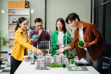 Daha yeşil bir gelecek için genç profesyoneller tarafından sürdürülebilir bir yenilik. Güneş panelleri, rüzgar türbinleri ve bir model ev ile yenilenebilir enerji çözümleri gösteriliyor.