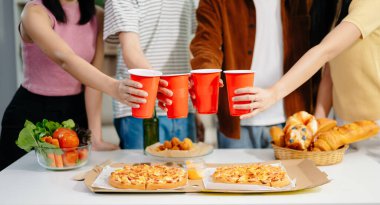 Genç Asyalı bir arkadaş grubu evde akşam partisinin tadını çıkarıyor. Çekici genç adam ve kadın eğleniyor, yemek yiyor, evde kutluyor.