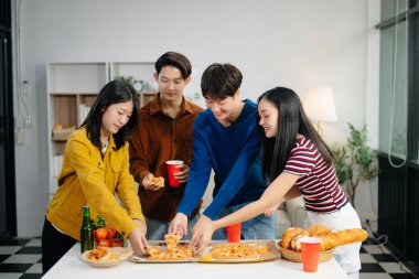 Genç Asyalı bir arkadaş grubu evde akşam partisinin tadını çıkarıyor. Çekici genç adam ve kadın eğleniyor, yemek yiyor, evde kutluyor.