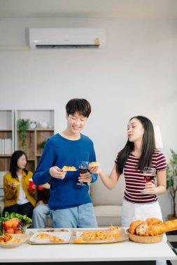 Genç Asyalı bir arkadaş grubu evde akşam partisinin tadını çıkarıyor. Çekici genç adam ve kadın eğleniyor, yemek yiyor, evde kutluyor.