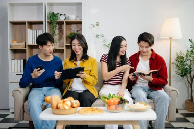 Genç Asyalı bir arkadaş grubu evde akşam partisinin tadını çıkarıyor. Çekici genç adam ve kadın eğleniyor, yemek yiyor, evde kutluyor.