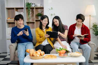 Genç Asyalı bir arkadaş grubu evde akşam partisinin tadını çıkarıyor. Çekici genç adam ve kadın eğleniyor, yemek yiyor, evde kutluyor.