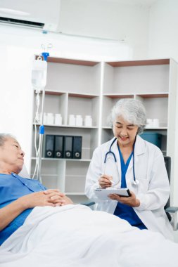 Doktor kıdemli hastaların ellerini deliğe sokuyor ve onu evde veya konukseverlikte teselli ediyor.