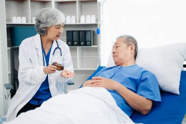 Doktor kıdemli hastaların ellerini deliğe sokuyor ve onu evde veya konukseverlikte teselli ediyor.