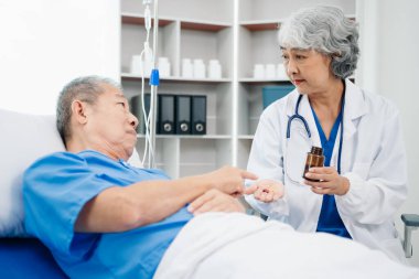 Doktor kıdemli hastaların ellerini deliğe sokuyor ve onu evde veya konukseverlikte teselli ediyor.