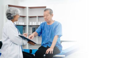 Beyaz takım elbiseli Asyalı doktor, hastanede ya da klinikte salin solüsyonu alan Asyalı yaşlıları ve yatakta yatan hastaları tartışırken not alıyor..