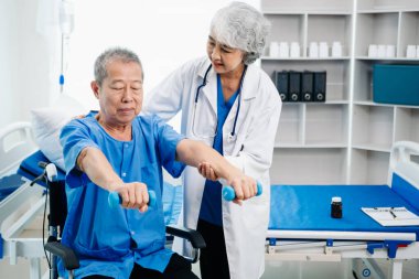 Doktor, hastanın sırt problemlerine danışmanlık yapıyor. Fizik tedavi konsepti. Klinikte