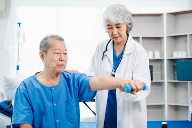 Doktor, hastanın sırt problemlerine danışmanlık yapıyor. Fizik tedavi konsepti. Klinikte