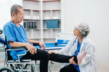 Doktor, hastanın sırt problemlerine danışmanlık yapıyor. Fizik tedavi konsepti. Klinikte