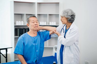 Doktor, hastanın sırt problemlerine danışmanlık yapıyor. Fizik tedavi konsepti. Klinikte