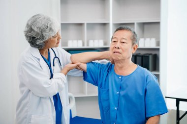 Doktor, hastanın sırt problemlerine danışmanlık yapıyor. Fizik tedavi konsepti. Klinikte