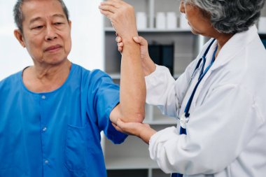 Doktor, hastanın sırt problemlerine danışmanlık yapıyor. Fizik tedavi konsepti. Klinikte