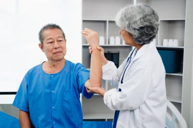 Doktor, hastanın sırt problemlerine danışmanlık yapıyor. Fizik tedavi konsepti. Klinikte