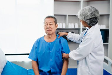 Doktor, hastanın sırt problemlerine danışmanlık yapıyor. Fizik tedavi konsepti. Klinikte