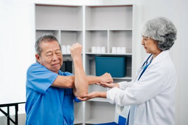 Doktor, hastanın sırt problemlerine danışmanlık yapıyor. Fizik tedavi konsepti. Klinikte