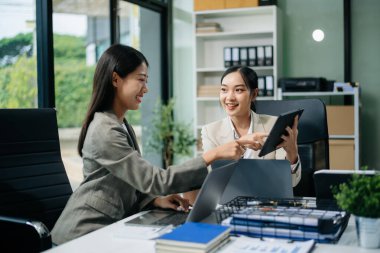 Yaratıcılık sektöründe tasarım planlama konusunda bir grup Asyalı iş toplantısı ofiste iş tartışması
