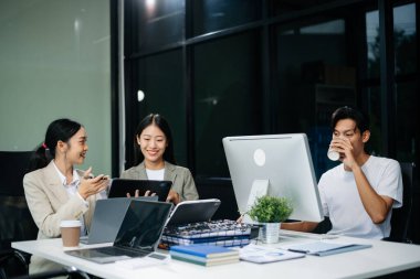 Yaratıcılık sektöründe tasarım planlama konusunda bir grup Asyalı iş toplantısı ofiste iş tartışması
