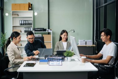 Yaratıcılık sektöründe tasarım planlama konusunda bir grup Asyalı iş toplantısı ofiste iş tartışması