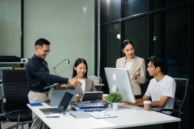 Yaratıcılık sektöründe tasarım planlama konusunda bir grup Asyalı iş toplantısı ofiste iş tartışması