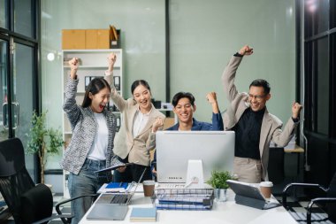 Yaratıcılık sektöründe tasarım planlama konusunda bir grup Asyalı iş toplantısı ofiste iş tartışması
