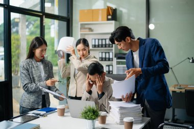 İş yeri stresi ve profesyonellerin bu hararetli çalışma ortamı ile takım üyeleriyle yaptıkları tartışmalar, kötü çalışma ve işyeri konseptinde rekabet