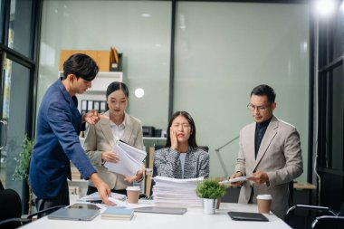 İş yeri stresi ve profesyonellerin bu hararetli çalışma ortamı ile takım üyeleriyle yaptıkları tartışmalar, kötü çalışma ve işyeri konseptinde rekabet