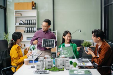 Neare 'de oturan çeşitli etnik çeşitlilikteki işadamları, konut projesinden bir yapı modeline bakıyorlar. Yeşil iş şirketi ve Güneş Enerjisi Çevre Kenti Kavramı.