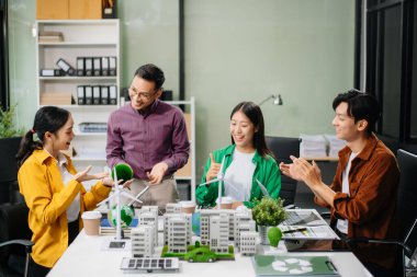 Daha yeşil bir gelecek için genç profesyoneller tarafından sürdürülebilir bir yenilik. Güneş panelleri, rüzgar türbinleri ve bir model ev ile yenilenebilir enerji çözümleri gösteriliyor.