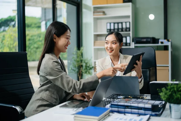 Yaratıcılık sektöründe tasarım planlama konusunda bir grup Asyalı iş toplantısı ofiste iş tartışması