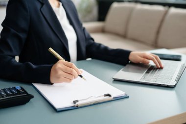 Ofiste akıllı telefon ve tablet kavramını kullanarak yeni modern bilgisayarla çalışan iş kadını.