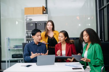 Yaratıcılık sektöründe tasarım planlama ile ilgili bir grup iş toplantısı ofiste iş tartışması