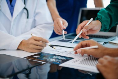 Tıp teknolojisi ekip toplantısı konsepti. Doktor El, akıllı telefon, modern dijital tablet ve grafik grafik çizelgesi arayüzü ve sanal simgesiyle çalışıyor.