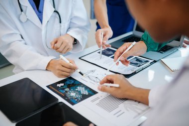 Tıp teknolojisi ekip toplantısı konsepti. Doktor El, akıllı telefon, modern dijital tablet ve grafik grafik çizelgesi arayüzü ve sanal simgesiyle çalışıyor.