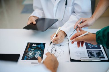 Tıp teknolojisi ekip toplantısı konsepti. Doktor El, akıllı telefon, modern dijital tablet ve grafik grafik çizelgesi arayüzü ve sanal simgesiyle çalışıyor.