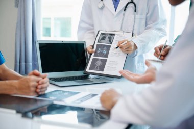 Tıp teknolojisi ekip toplantısı konsepti. Doktor El, akıllı telefon, modern dijital tablet ve grafik grafik çizelgesi arayüzü ve sanal simgesiyle çalışıyor.