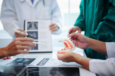 Tıp teknolojisi ekip toplantısı konsepti. Doktor El, akıllı telefon, modern dijital tablet ve grafik grafik çizelgesi arayüzü ve sanal simgesiyle çalışıyor.