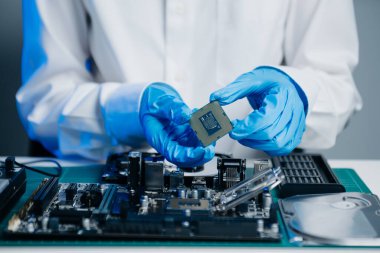 Teknisyen işlemciyi ana bilgisayarın prizine yerleştiriyor. Elektronik mühendislik, elektronik onarım, elektronik ölçüm ve test, onarım.