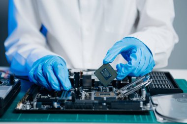 Teknisyen işlemciyi ana bilgisayarın prizine yerleştiriyor. Elektronik mühendislik, elektronik onarım, elektronik ölçüm ve test, onarım.