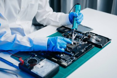 Teknisyen işlemciyi ana bilgisayarın prizine yerleştiriyor. Elektronik mühendislik, elektronik onarım, elektronik ölçüm ve test, onarım.