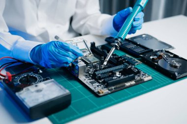 Elektronik teknisyen, elektronik mühendisliği, elektronik onarım, ölçüm ve test, onarım ve bakım kavramları.