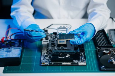 Elektronik teknisyen, elektronik mühendisliği, elektronik onarım, ölçüm ve test, onarım ve bakım kavramları.