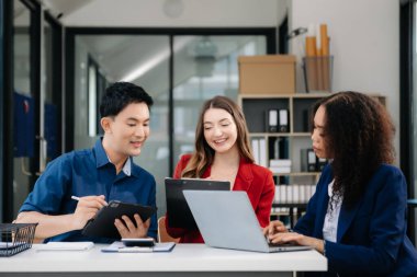 Modern ofiste yeni bir başlangıç projesi üzerinde çalışan yaratıcı yöneticiler. Beyin fırtınası ekibi.