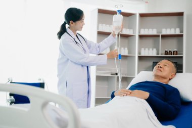 Doktorlar semptomları hastanedeki bir hastaya ya da tedavi gören bir hastaya Profesyonel Tıp Hizmetleri konseptinde açıklıyorlar. Hastanede.