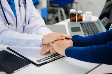 Asyalı kadın elleri, yaşlı erkeğin ellerine dokunuyor. Yaşlılara yardım eden eller, hastanedeki yaşlılar konseptiyle ilgileniyor.