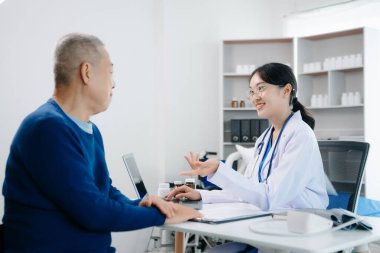 Asyalı kadın elleri, yaşlı erkeğin ellerine dokunuyor. Yaşlılara yardım eden eller, hastanedeki yaşlılar konseptiyle ilgileniyor.