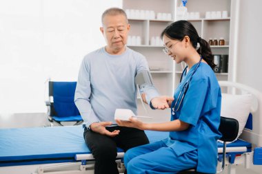 Asyalı kadın elleri yaşlı erkeğin ellerine dokunuyor hastanede yaşlılara yardım eden eller